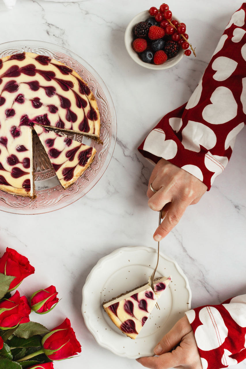 Hearty Valentine's cheesecake serving plate 